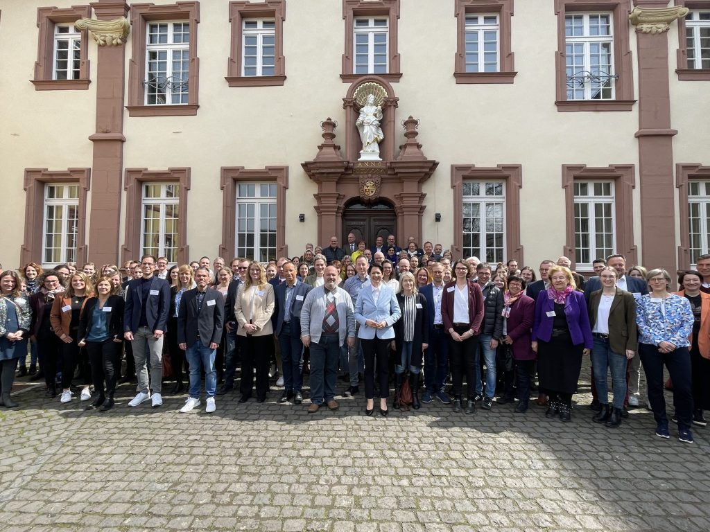 Anlässlich der NRW LEADER-Auftakt Veranstaltung kamen am 27.04 und 28.04 Vertretungen aller 45 LEADER-Regionen im idyllischen Kloster Steinfeld in der Eifel zusammen, um den offiziellen Startschuss für die neue Förderperiode zu geben.