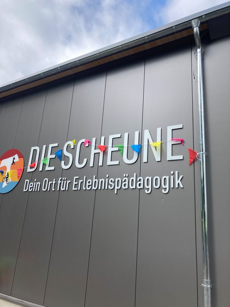 Eine bisher unscheinbare Scheune in unmittelbarer Nähe zum Josefshaus wird zu einem Zentrum für viele erlebnispädagogische Aktionen wie Bouldern, Klettern, Werken und Tanzen.