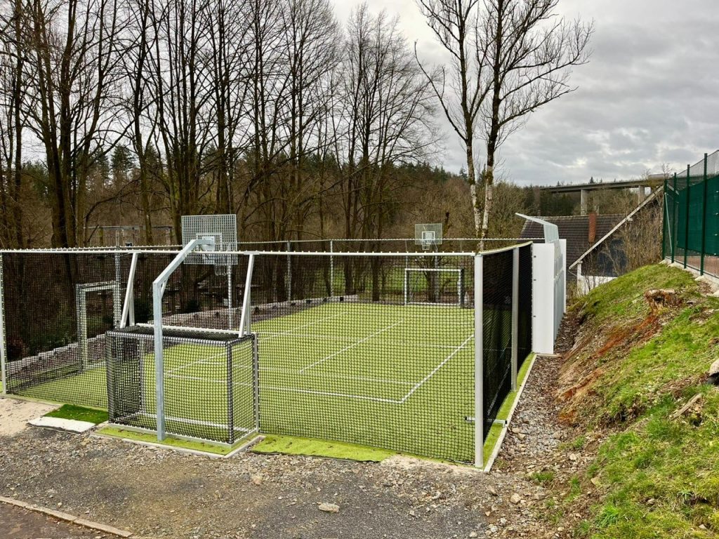 Innovationen im zukünftigen Sport: Multifunktionsplätze, eine Mailith Smasch-Back Ballwand und ein Touch-Point-Future System für den Tennisverein TV Rosenthal 1899 e.V in Olpe.